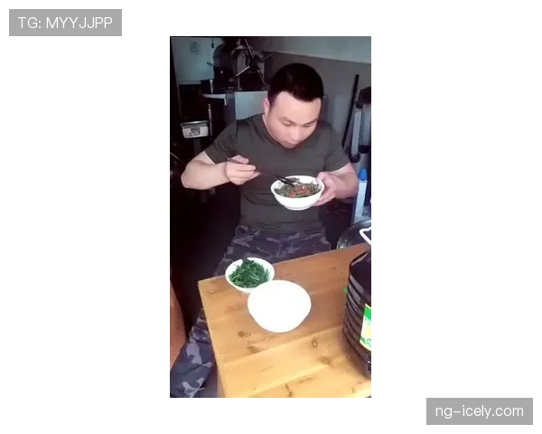 浓眉哥家里请了三个厨师轮班盯着他吃饭